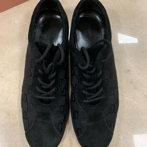 ST. JOHN SIGNATURE LOGO FABRICATION AND BLACK SUEDE ATHLETIC SNEAKERS SIZE 7.5